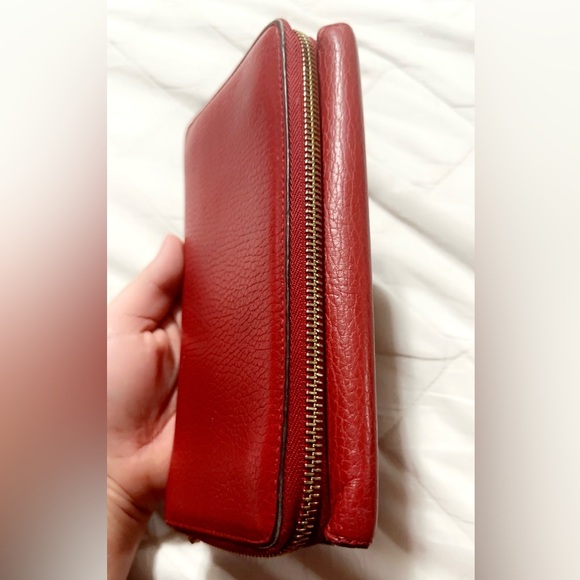 Gucci
GG Logo Leather Continental Wallet Zip around 8β X 5β - Picture 6 of 10